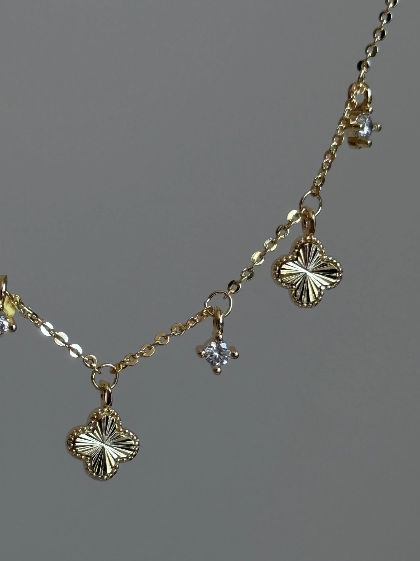 Gold Rengi Üç Yoncalı Ve Taşlı Kadın Kolye
