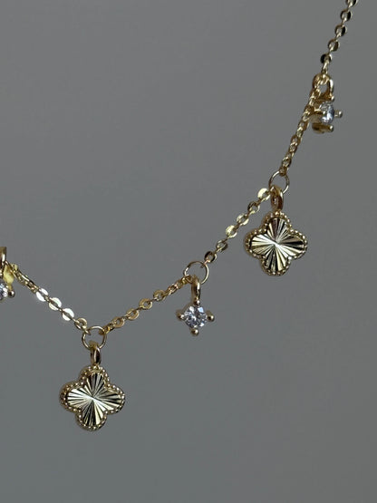 Gold Rengi Üç Yoncalı Ve Taşlı Kadın Kolye