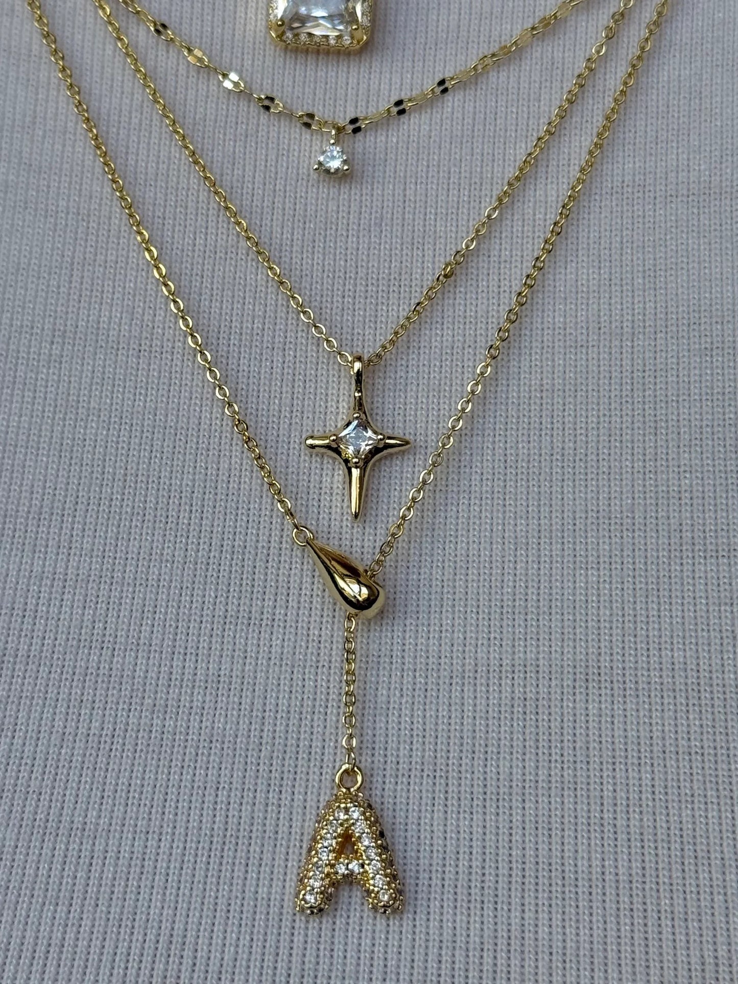 Gold Rengi Damla Detay Asansörlü Harf Kadın Kolye