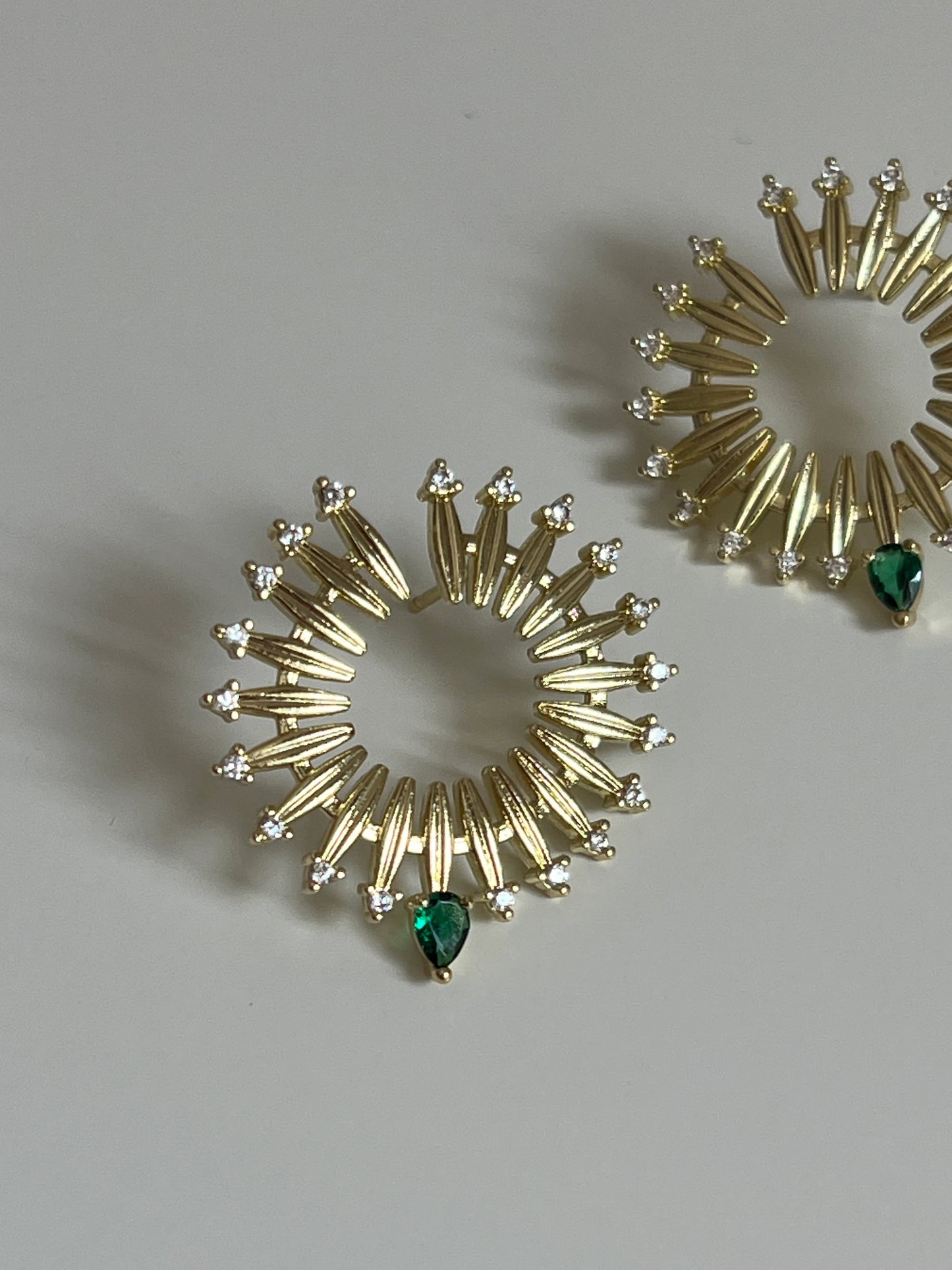 Gold Rengi Renkli Taşlı Yuvarlak Model Kadın Küpe