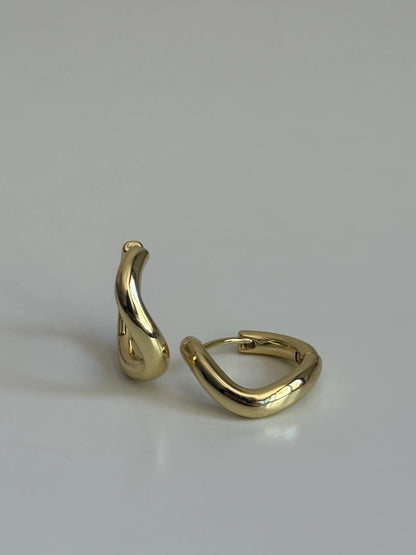 Gold Rengi Dalga Model Halka Kadın Küpe
