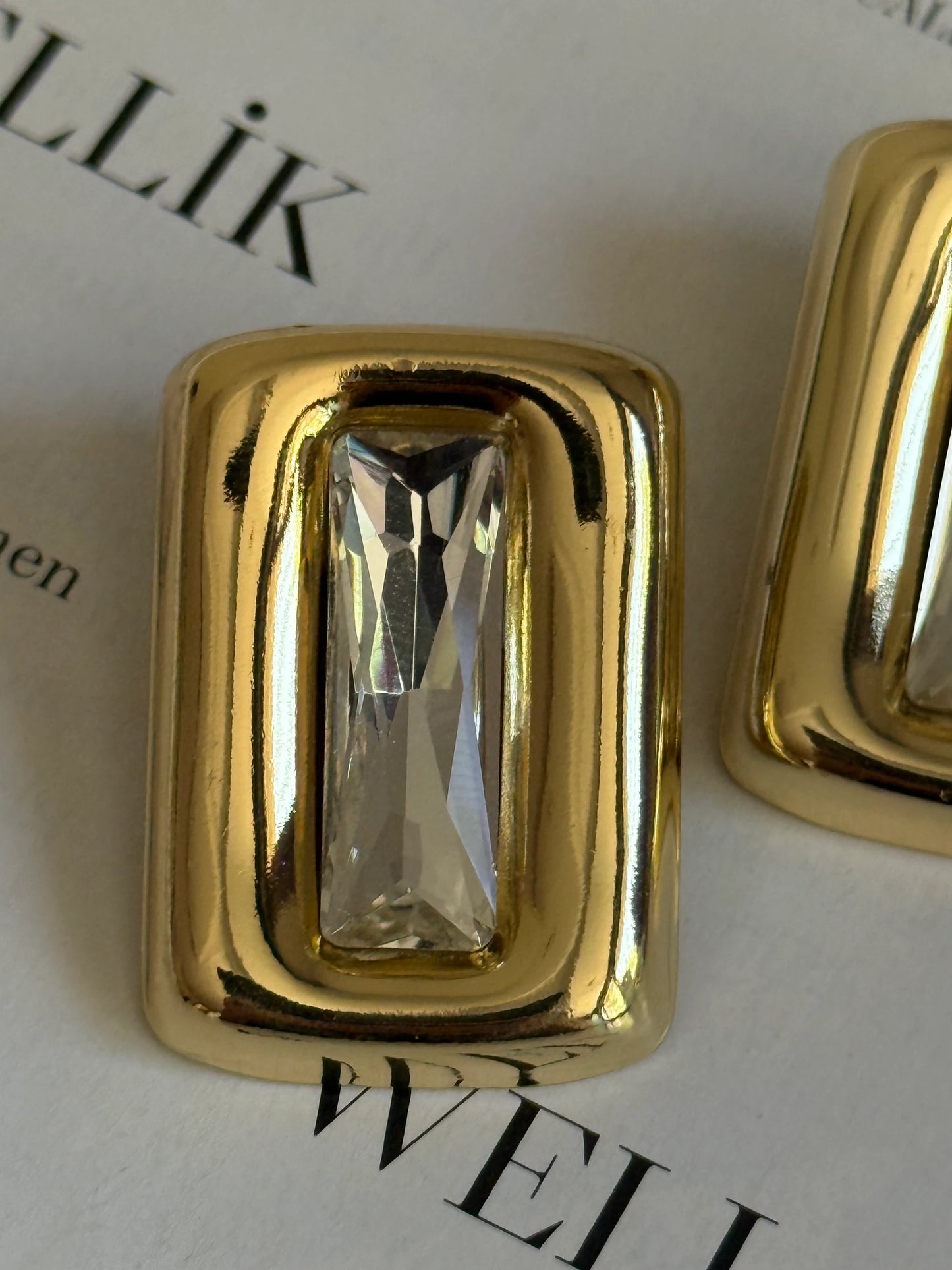 Gold Rengi Renkli Taşlı Dikdörtgen Model Kadın Küpe