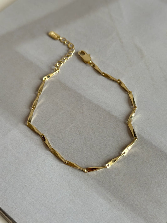 Gold Rengi İnce Burgu Model Kadın Bileklik