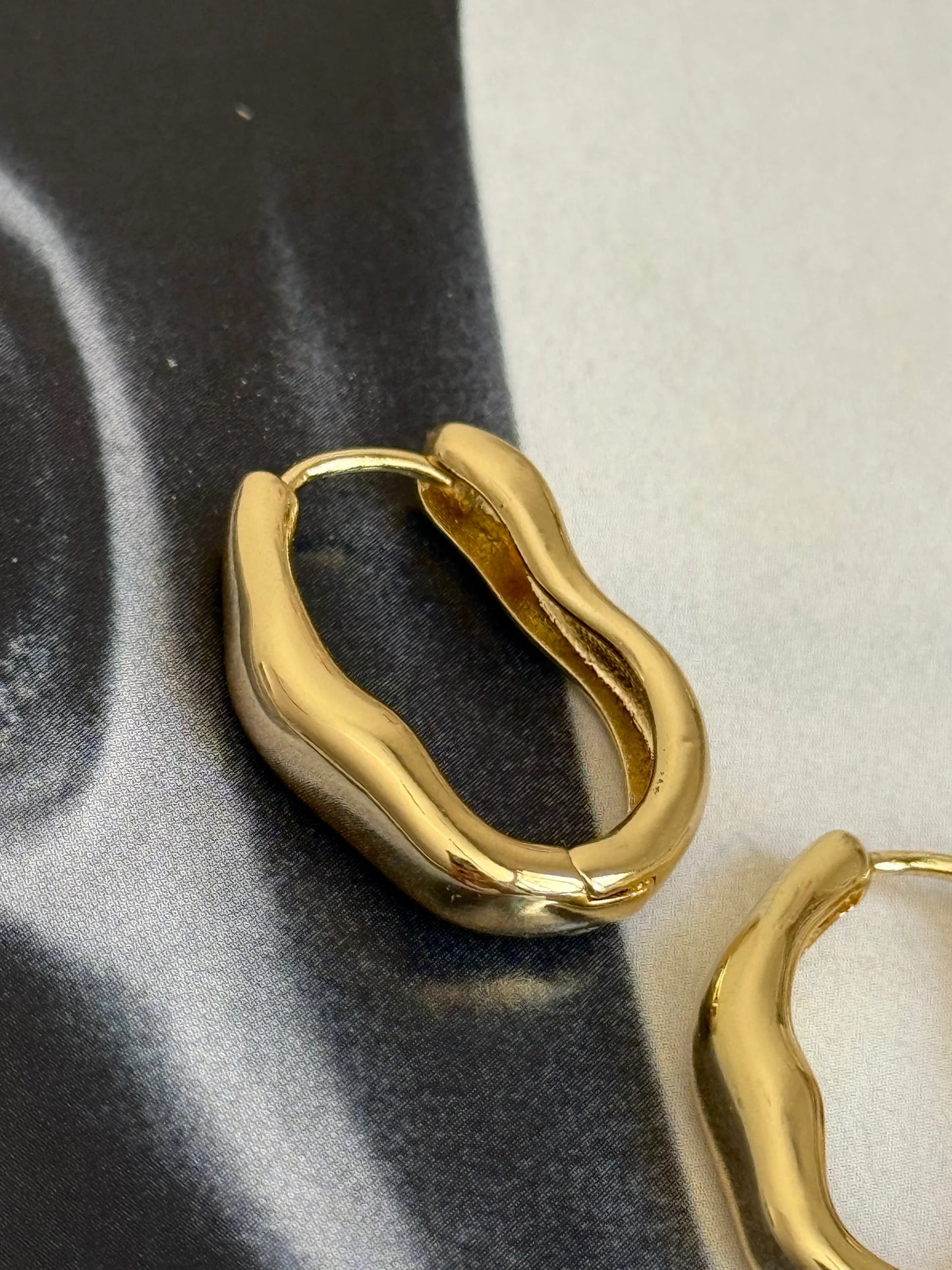 Gold Rengi Dalga Model Kadın Küpe