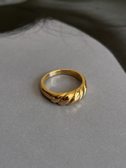 Gold Rengi Burgu Model Kadın Yüzük