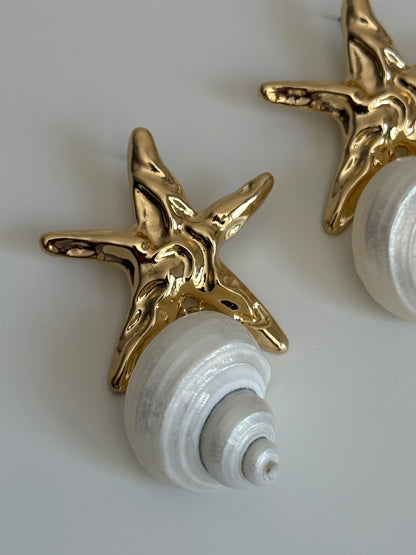Gold Rengi Yıldızlı Deniz Kabuğu Model Kadın Küpe