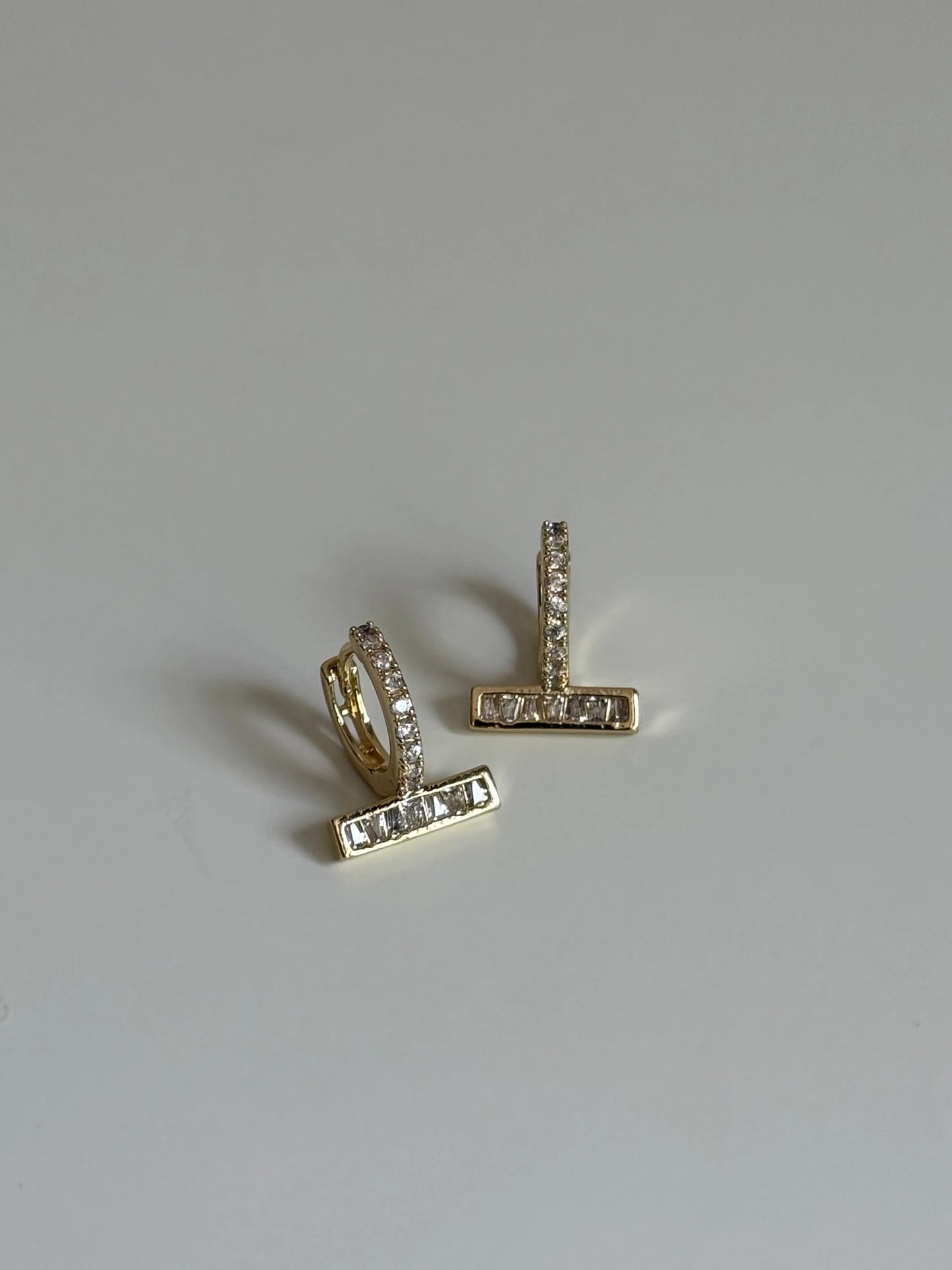 Gold Rengi T Model Kadın Küpe