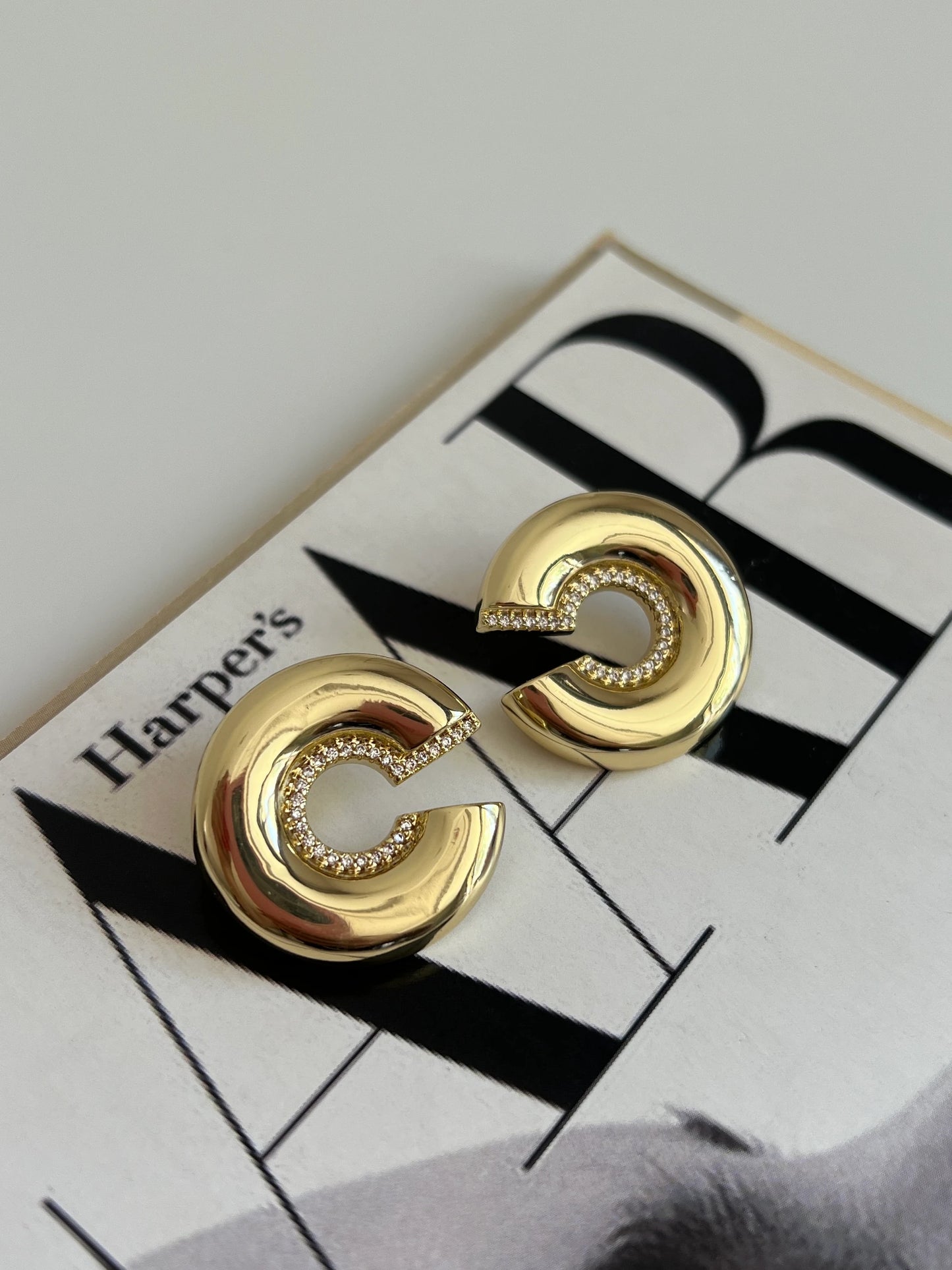 Gold Rengi Zirkon Taşlı Yuvarlak Model Kadın Küpe