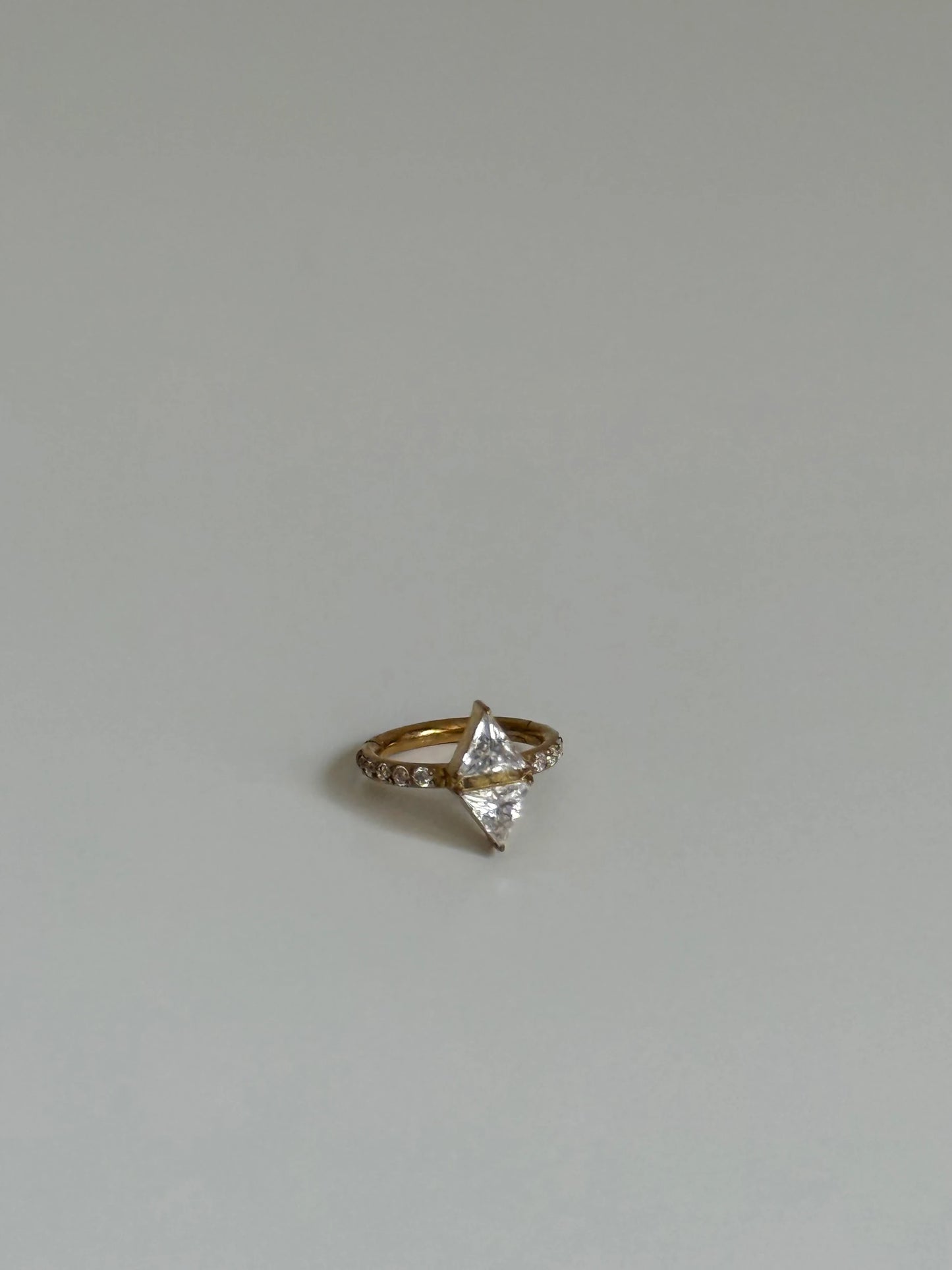 Gold Rengi Üçgen Taşlı Çelik Piercing