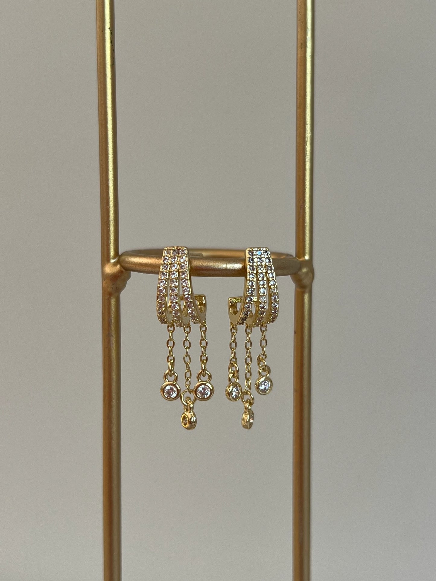 Gold Rengi Sallantılı Zirkon Taş Detaylı Kadın Küpe