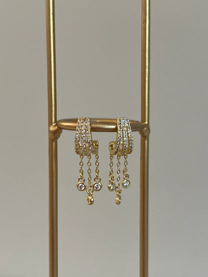Gold Rengi Sallantılı Zirkon Taş Detaylı Kadın Küpe