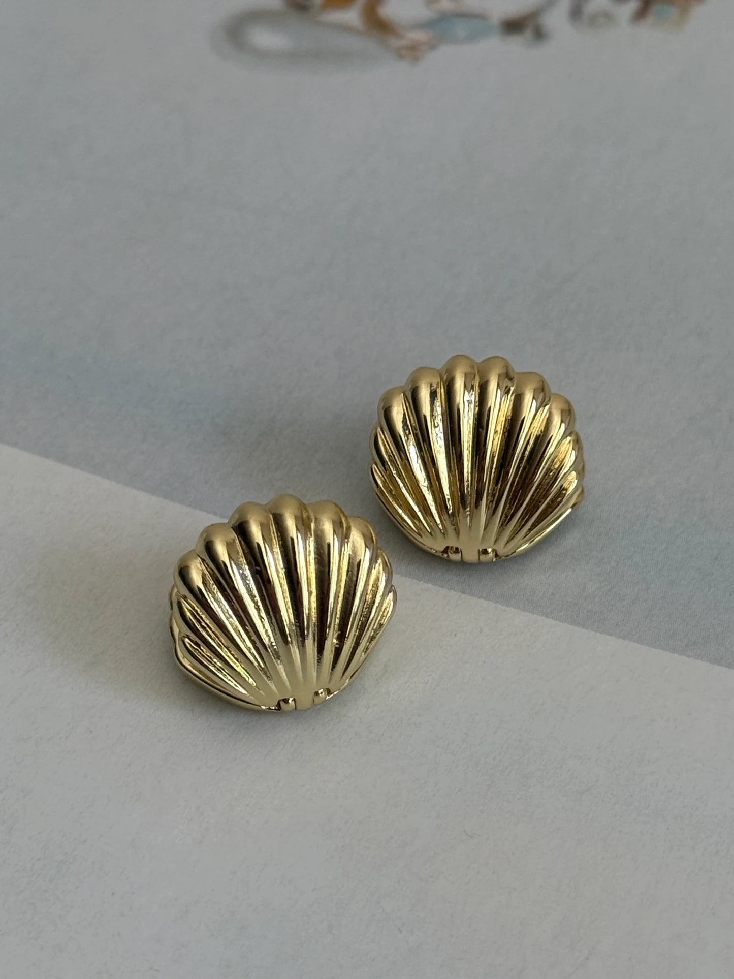 Gold Rengi İstiridye Model Kadın Küpe