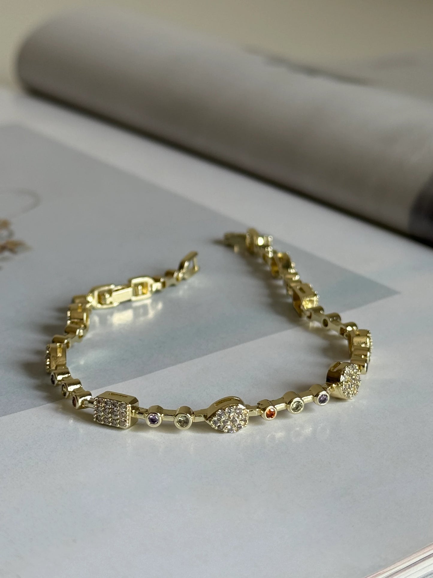 Gold Rengi Renkli Taşlı Kadın Bileklik
