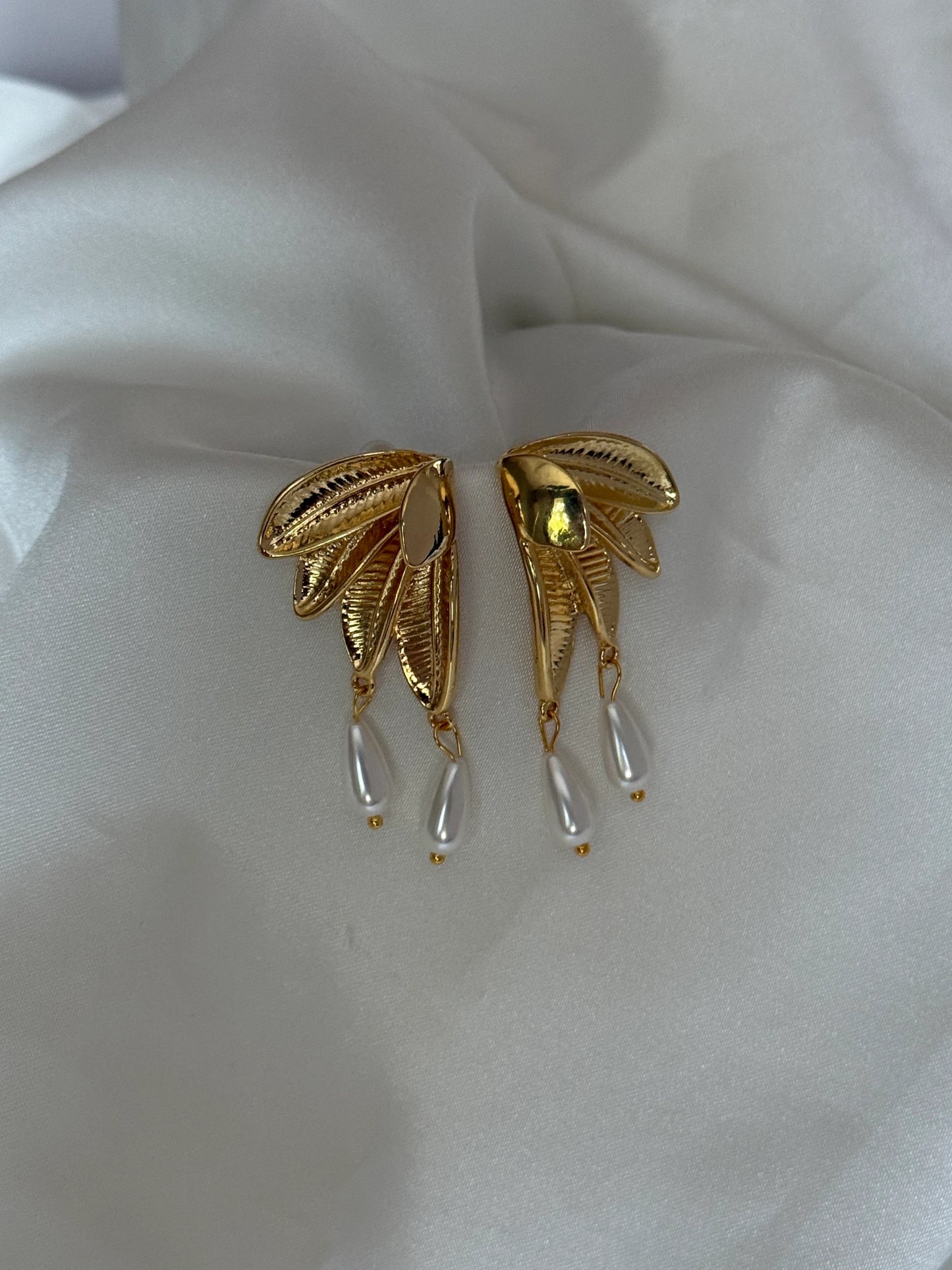 Gold Rengi İnci Sallantılı Yaprak Kadın Küpe