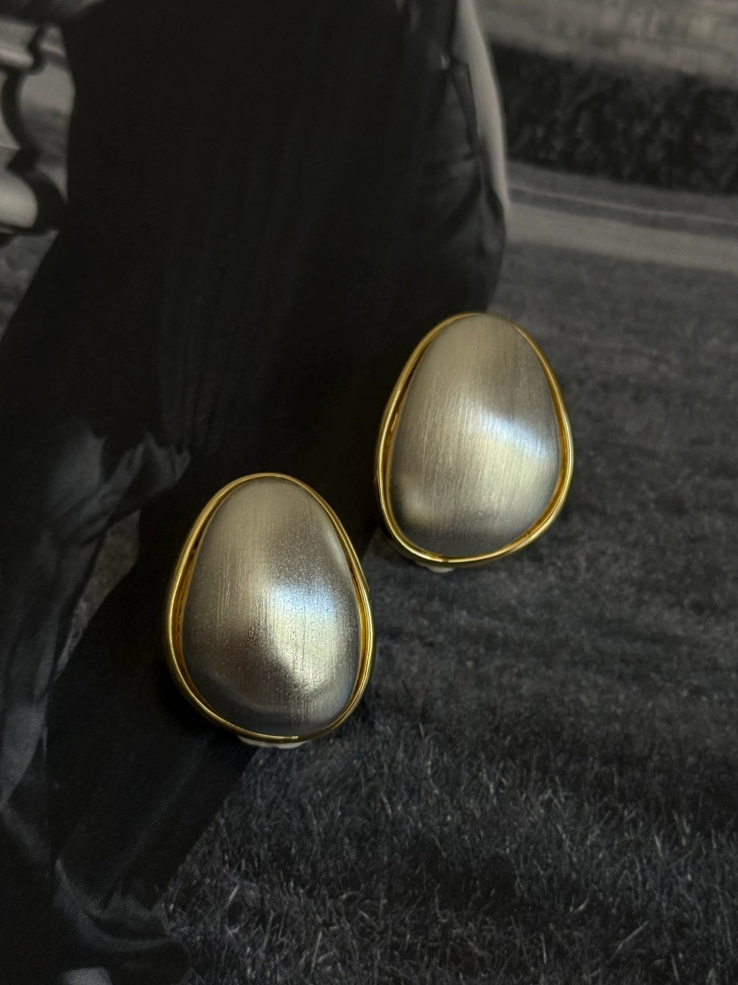 Gold Rengi Kenarlı Gümüş Renk Taşlı Kadın Küpe
