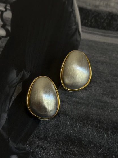 Gold Rengi Kenarlı Gümüş Renk Taşlı Kadın Küpe