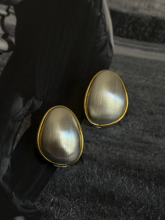 Gold Rengi Kenarlı Gümüş Renk Taşlı Kadın Küpe