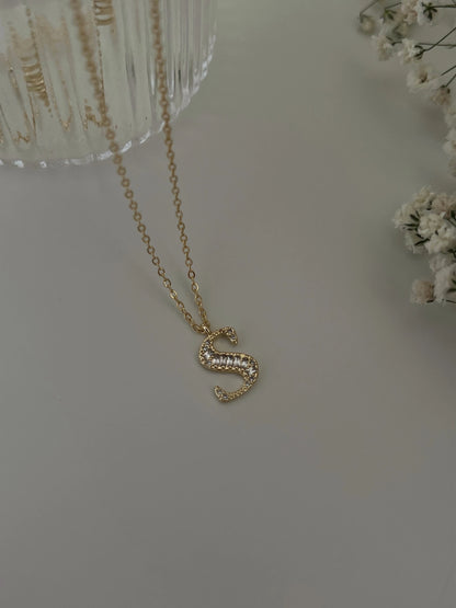 Gold Rengi Baget Zirkon Taş Detaylı Harf Kadın Kolye