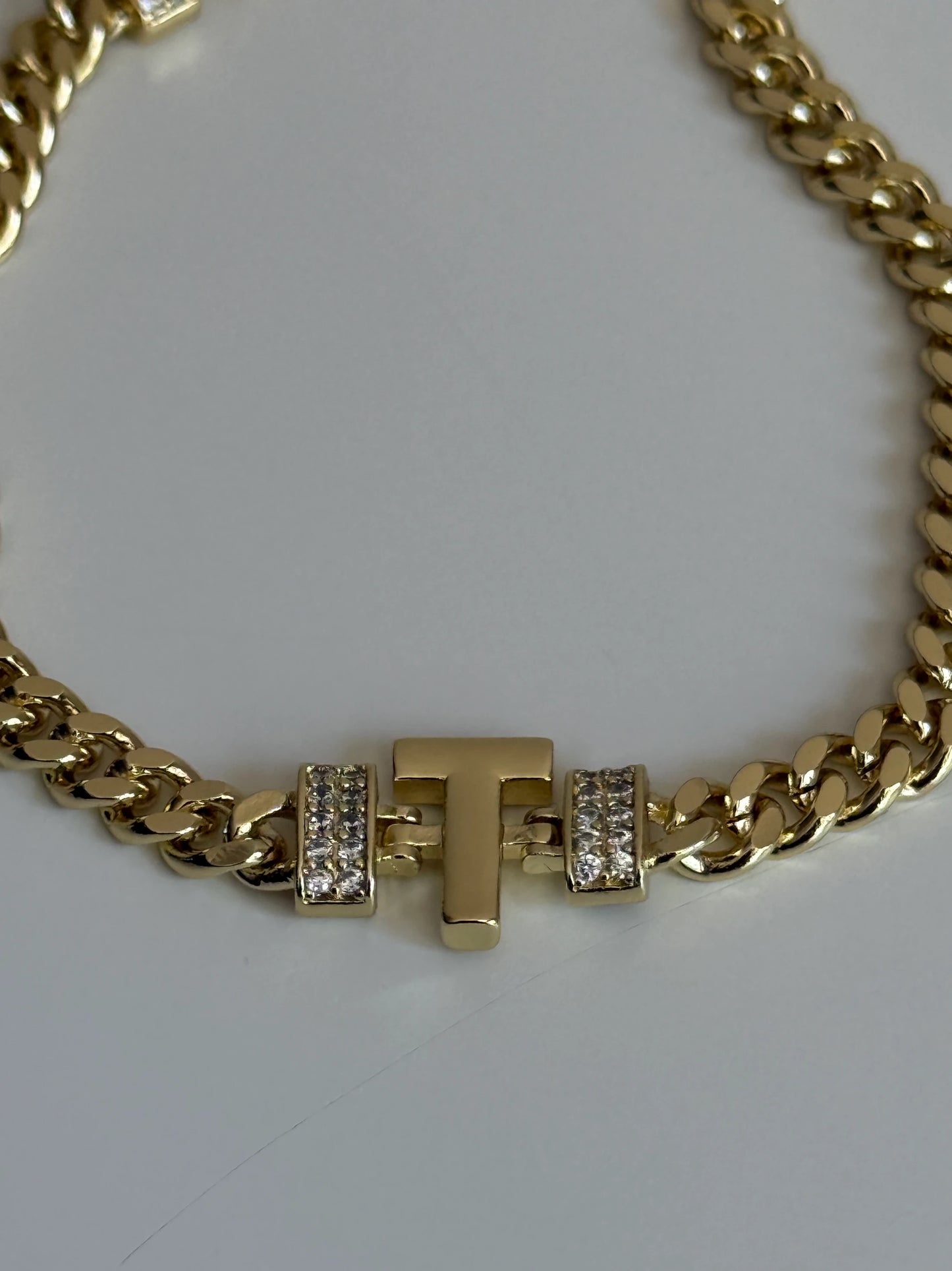 Gold Rengi Zincir Model Harfli Kadın Bileklik