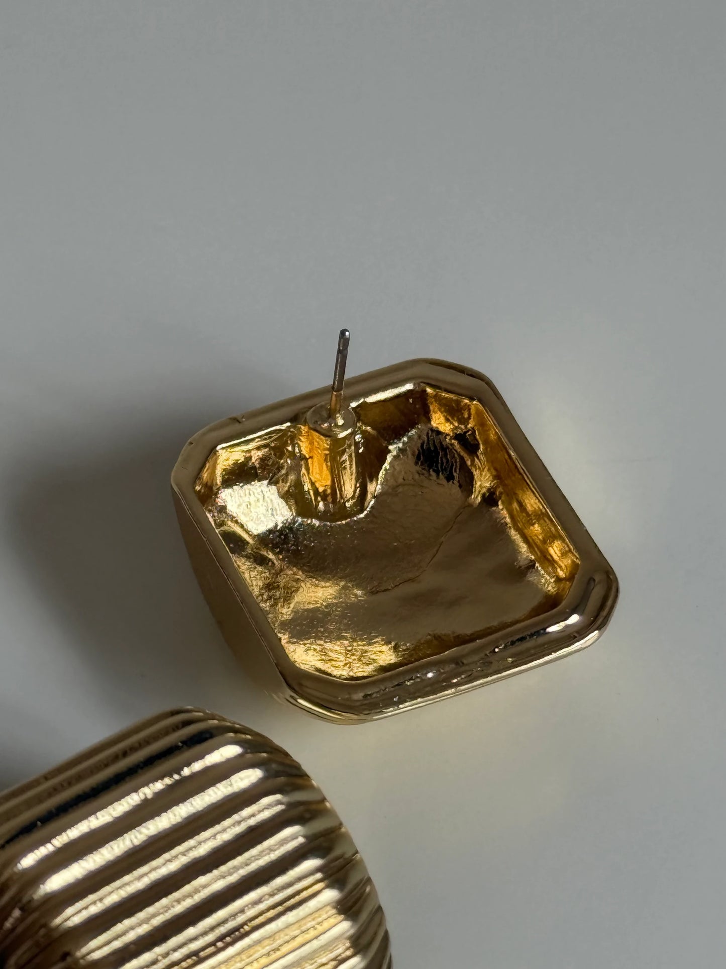 Gold Rengi Oluklu Kadın Küpe