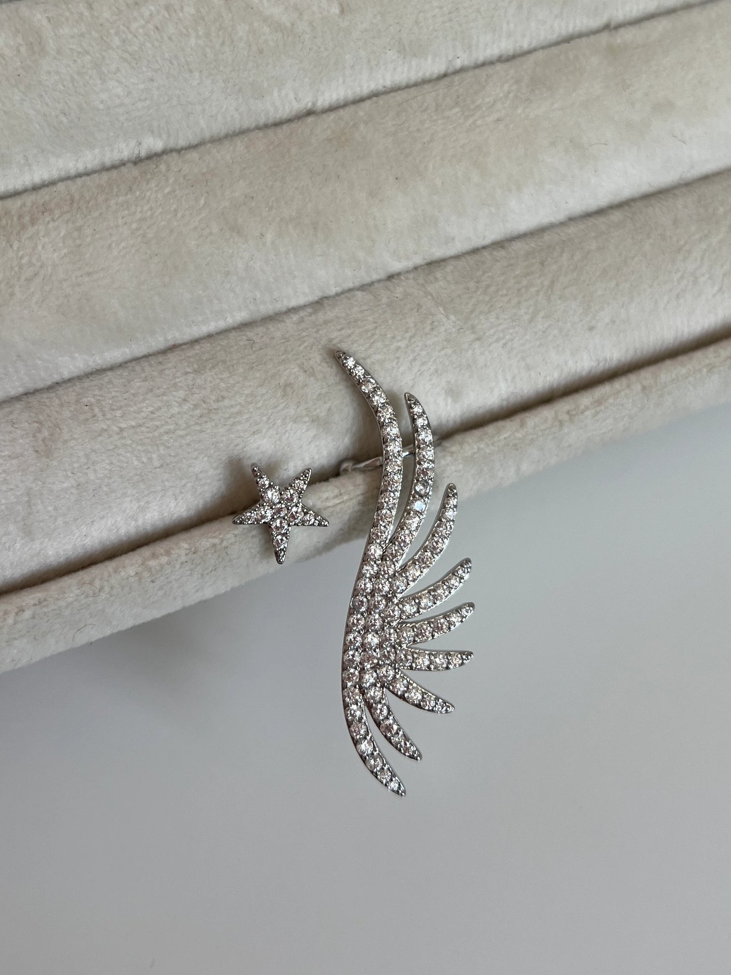 Zirkon Taşlı Kanat Model Kadın Kıkırdak Küpe