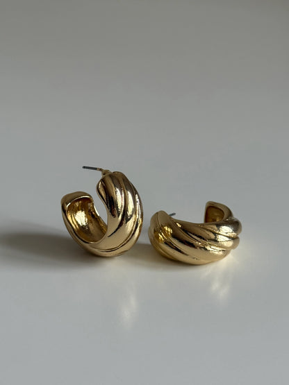 Gold Rengi Burgu Model Kadın Küpe