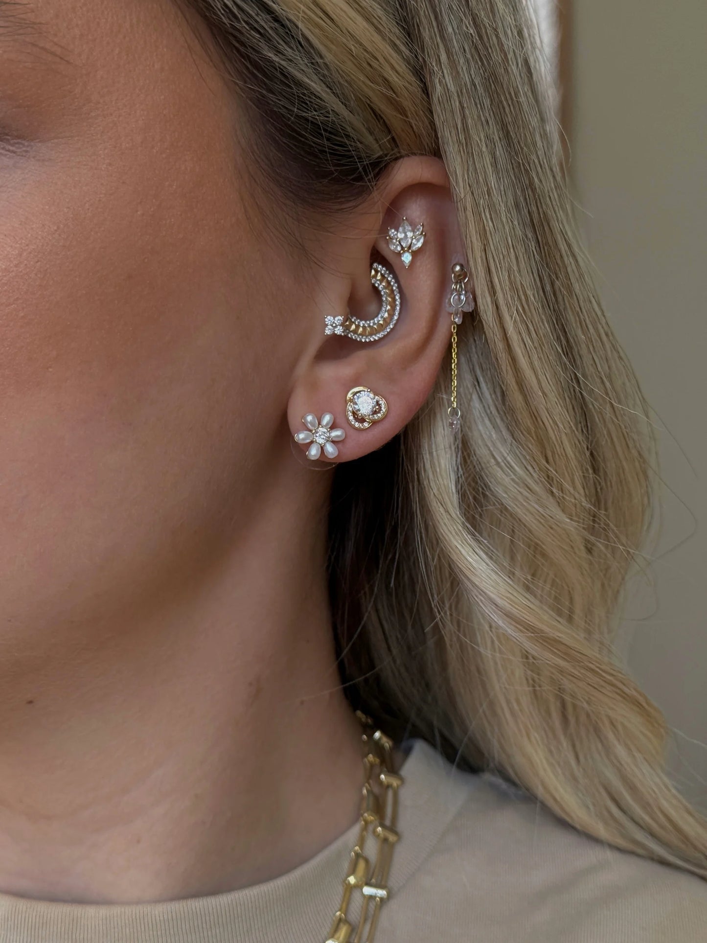 Gold Rengi Zirkon Taş Detaylı Çiçek Model Kadın Minimal Küpe