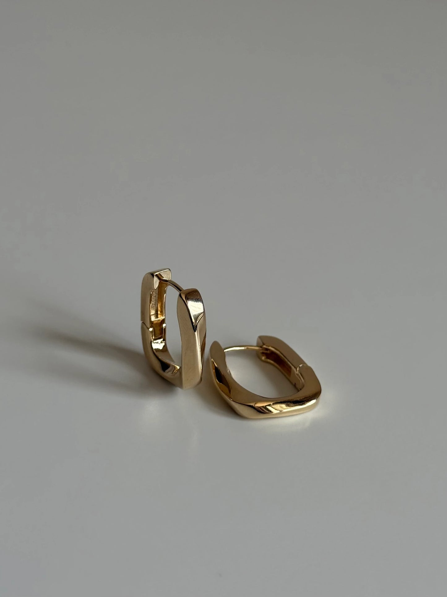 Gold Rengi Burgu Model Kadın Küpe