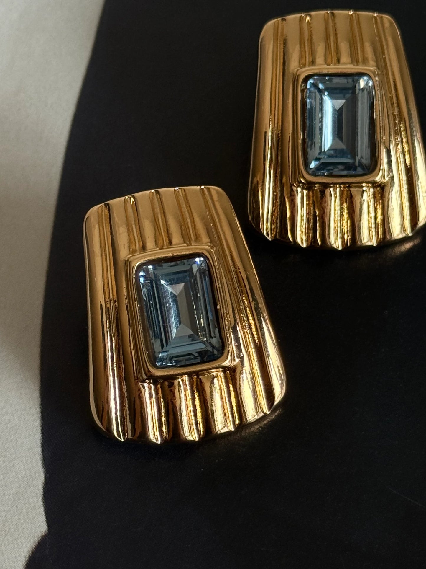 Gold Rengi Tırtıklı Model Renkli Taşlı Kadın Küpe