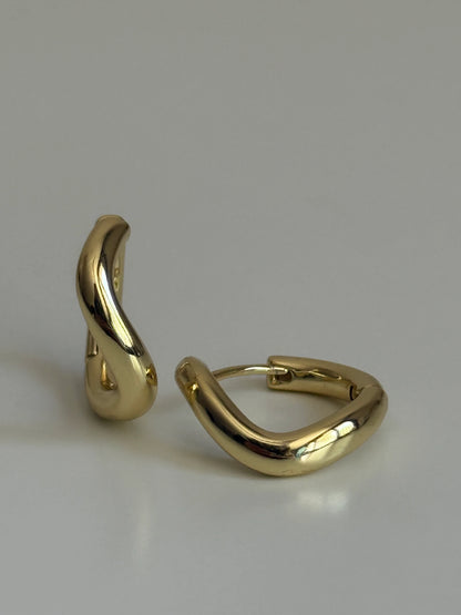 Gold Rengi Dalga Model Halka Kadın Küpe