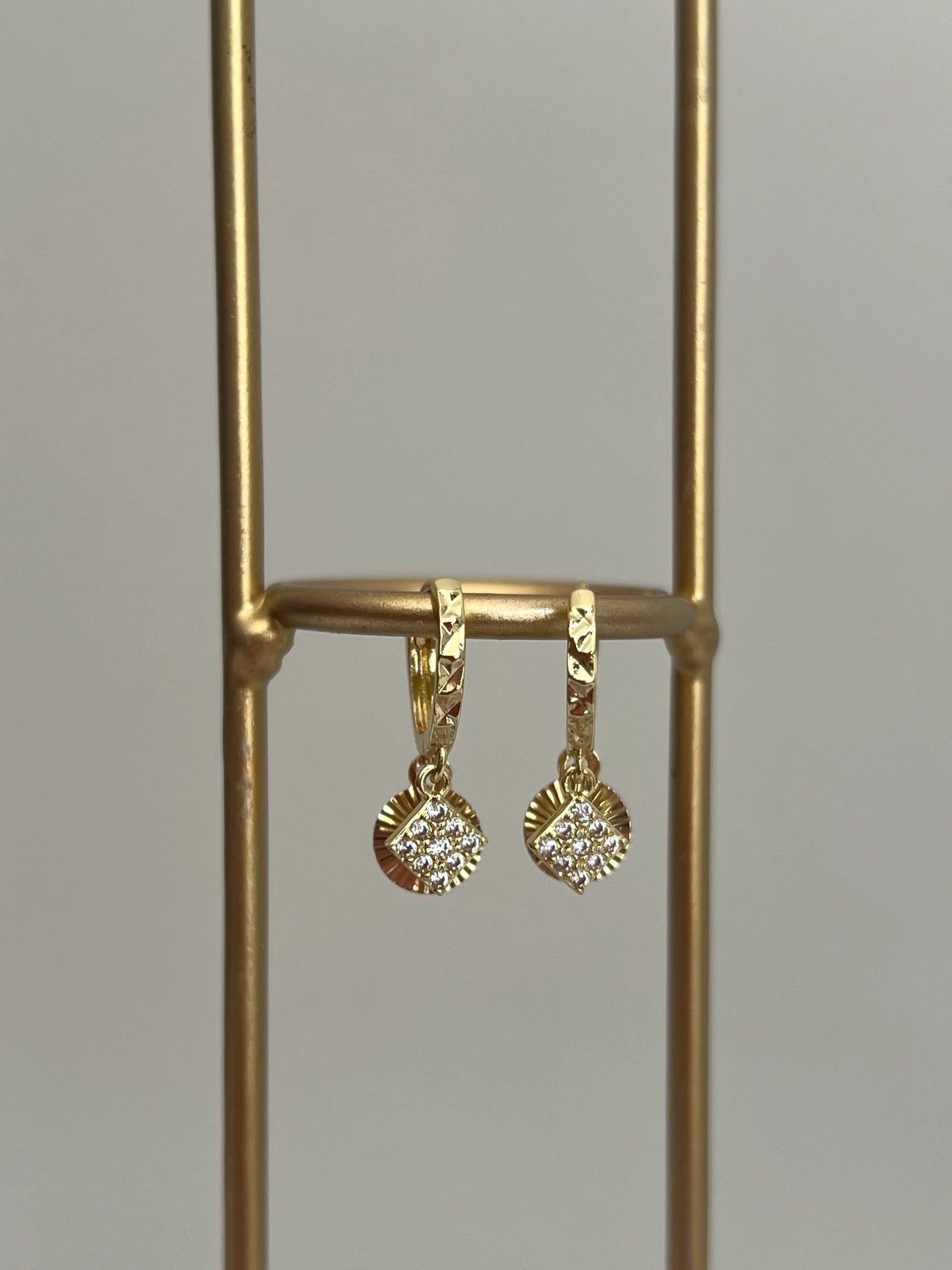 Gold Rengi Zirkon Taşlı Yuvarlak Ve Kare Uç Detay Sallantılı Kadın Küpe