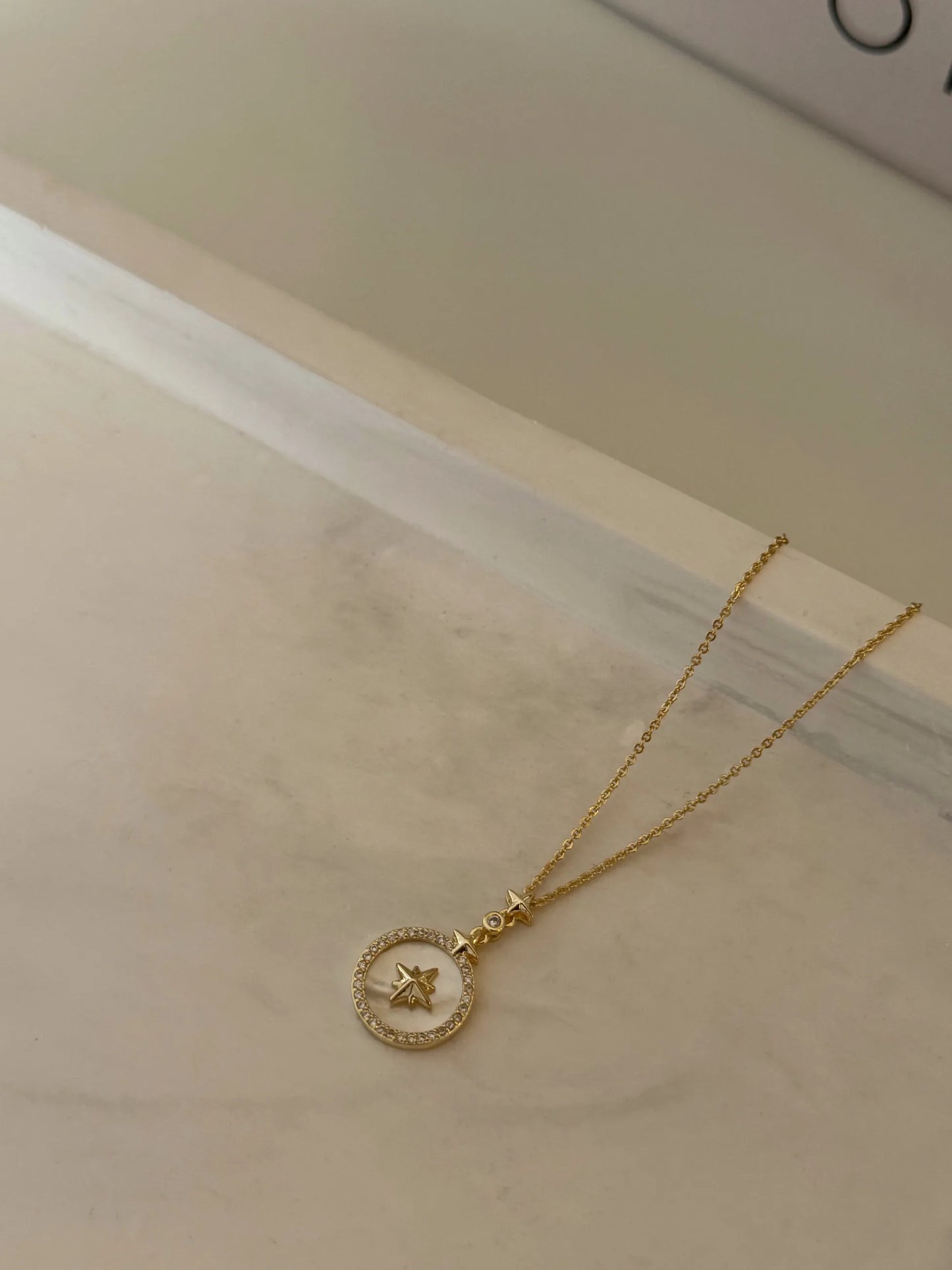 Gold Rengi Sedef Taşlı Kutup Yıldızı Detaylı Kadın Kolye