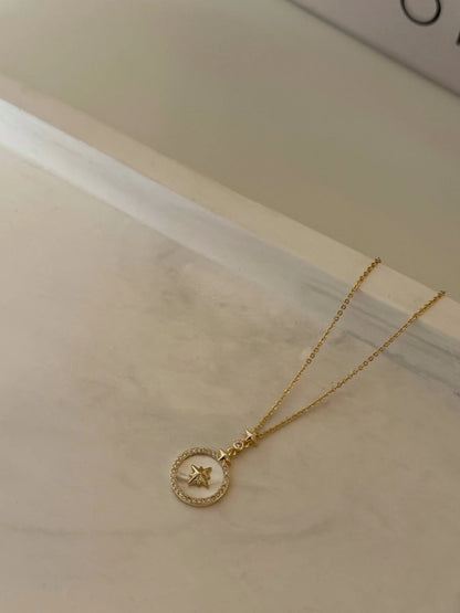 Gold Rengi Sedef Taşlı Kutup Yıldızı Detaylı Kadın Kolye