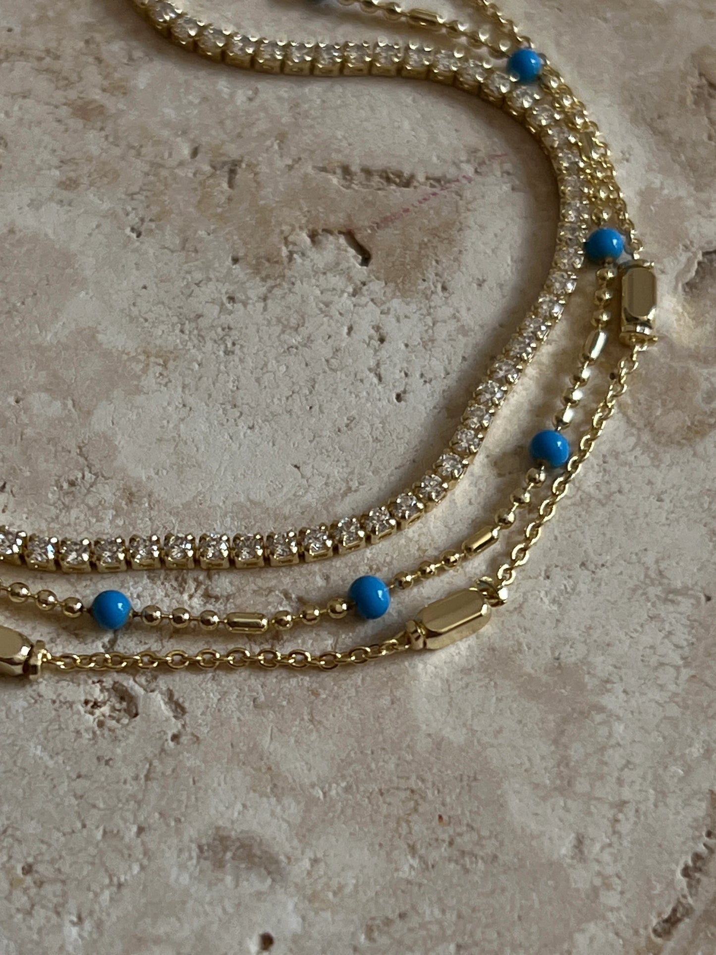 Gold Rengi Zirkon Taşlı Mavi Top Detaylı Üç Sıra Kadın Bileklik