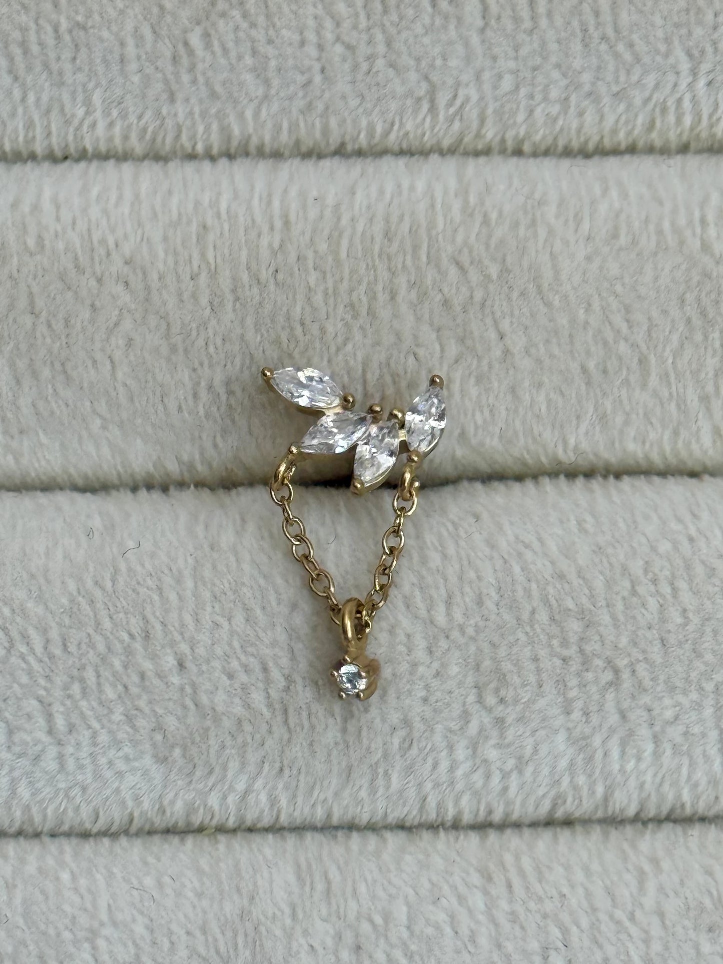 Gold RengiZincir Sallantılı Yaprak Model Taşlı Çelik Piercing