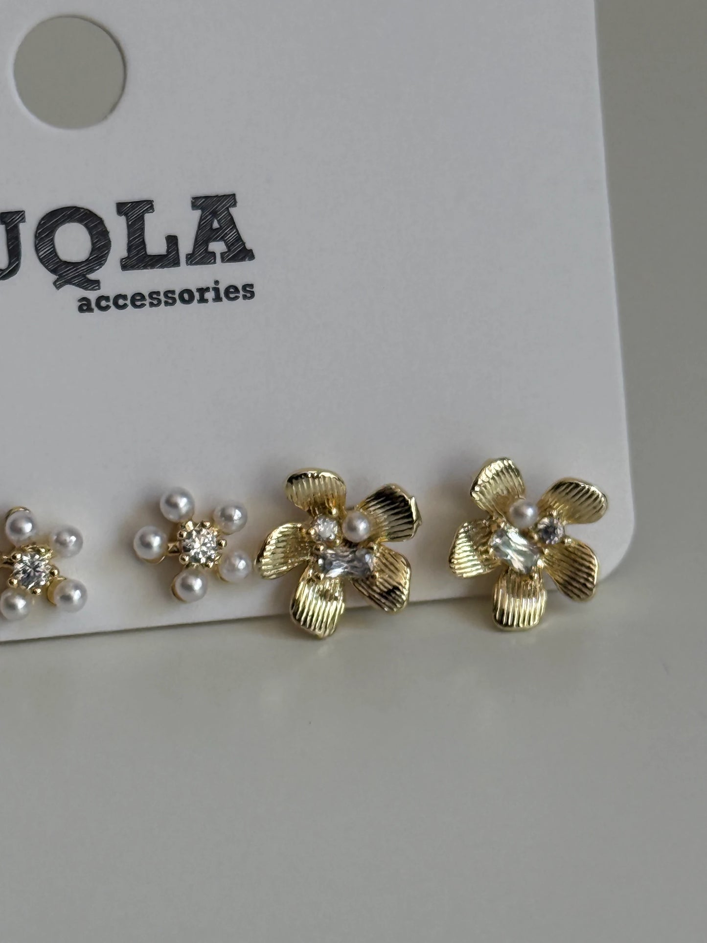 Gold Rengi Çiçekli Set Küpe