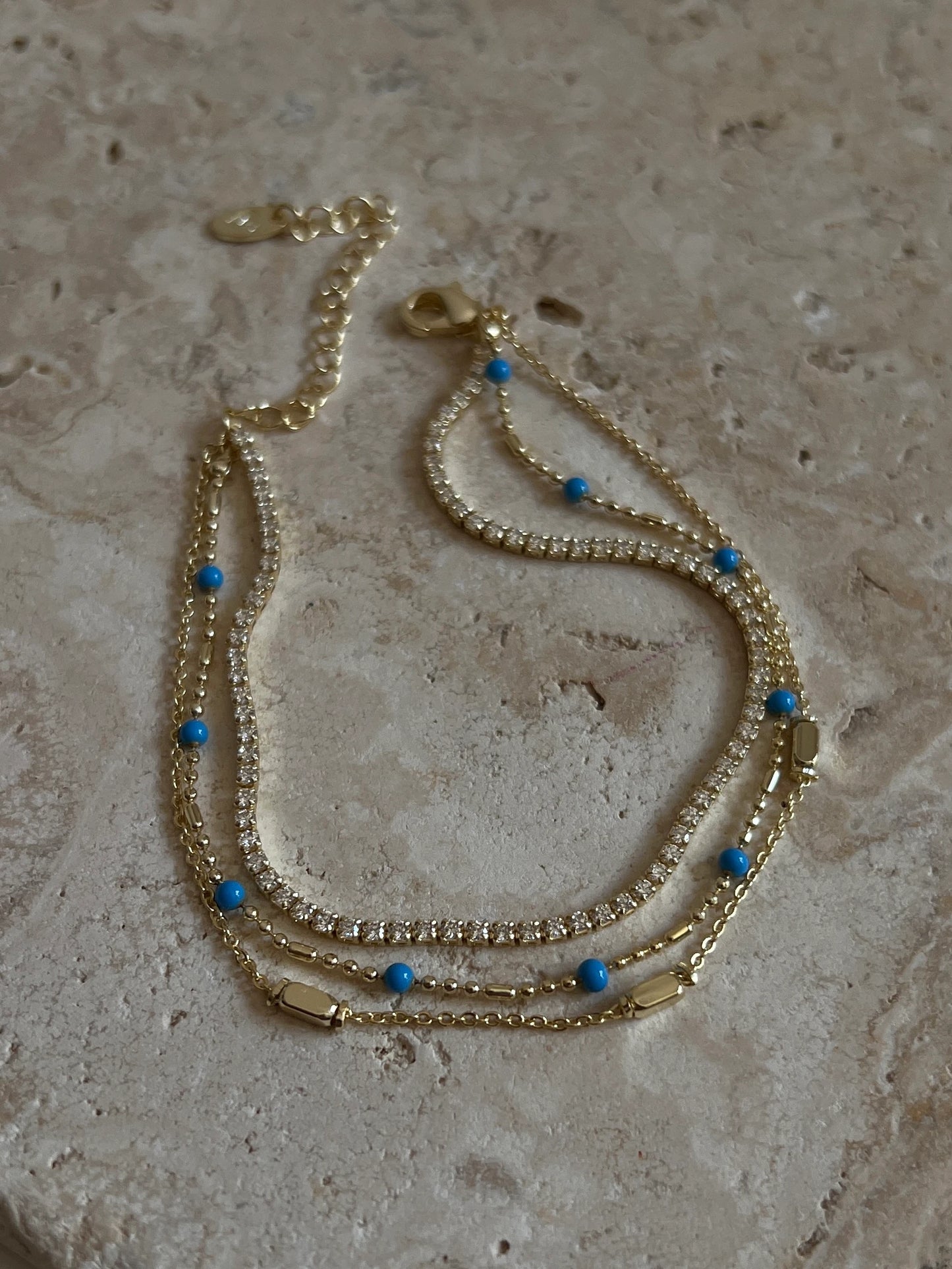 Gold Rengi Zirkon Taşlı Mavi Top Detaylı Üç Sıra Kadın Bileklik