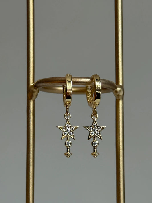 Gold Rengi Yıldız Sallantılı Küpe