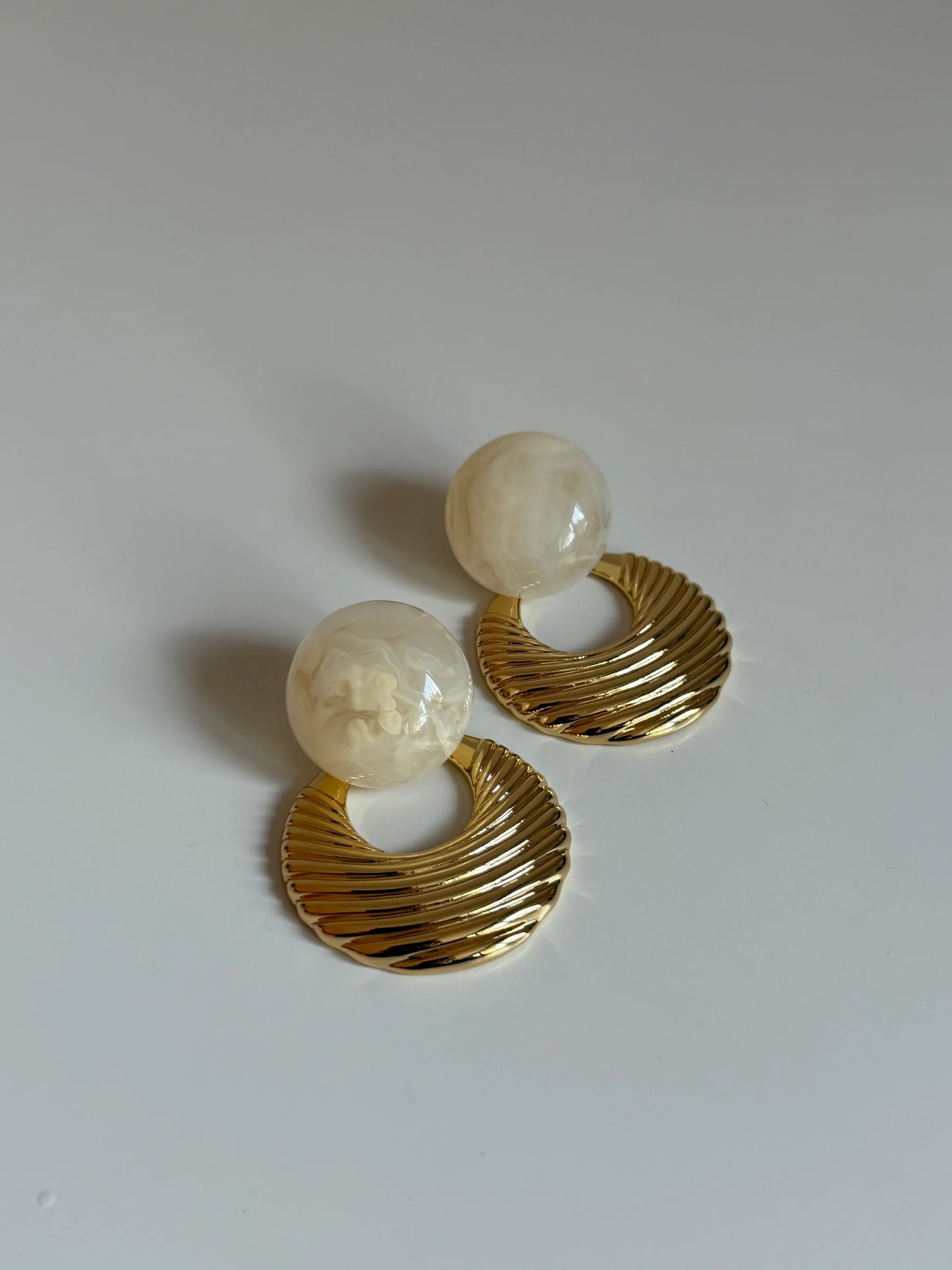 Gold Rengi Renkli Taşlı Kadın Küpe