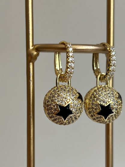 Gold Renkli Zirkon Taşlı Yıldız Desenli Top Sallantılı Kadın Küpe