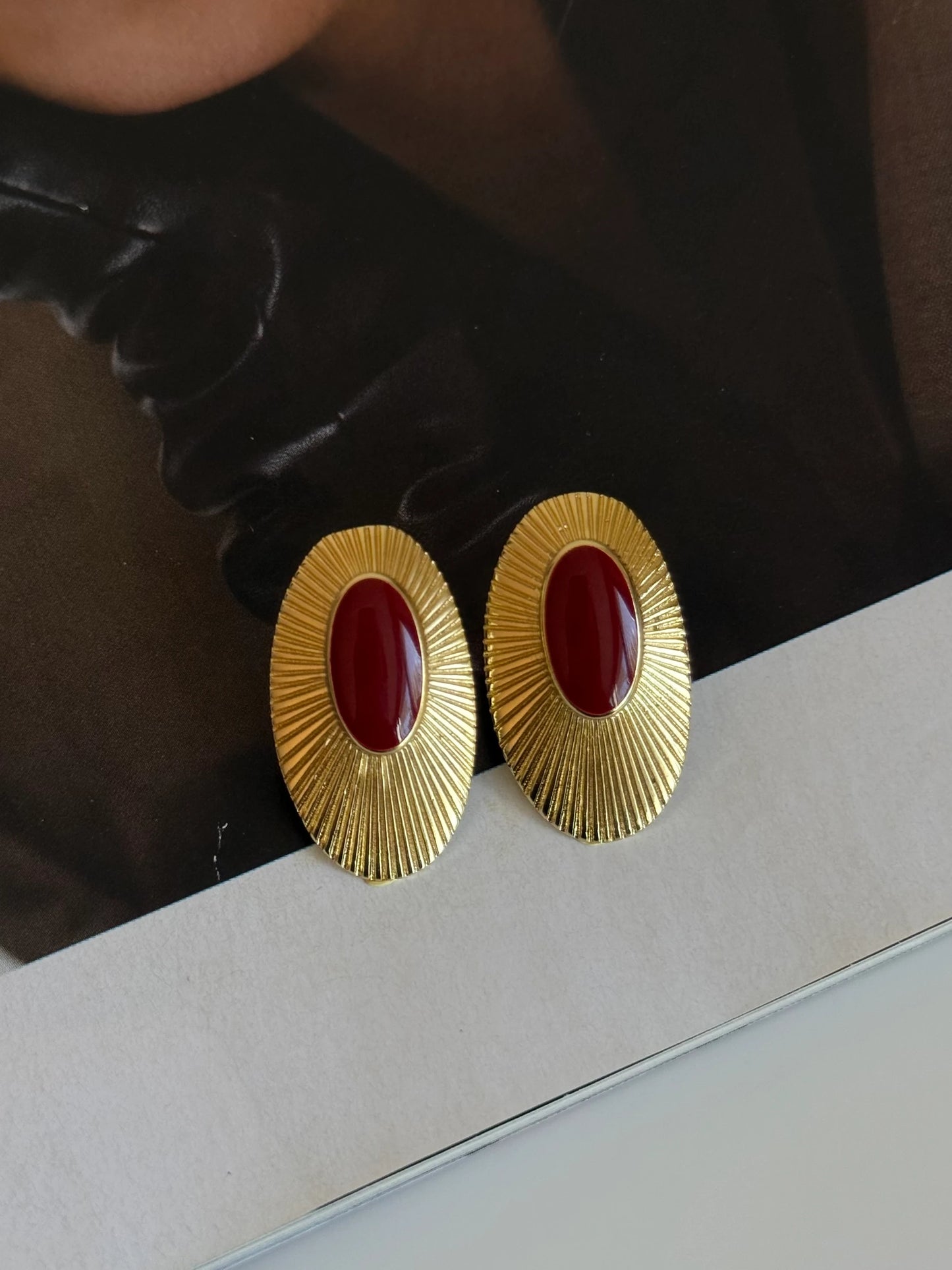 Gold Rengi Renkli Taşlı Elips Model Kadın Küpe