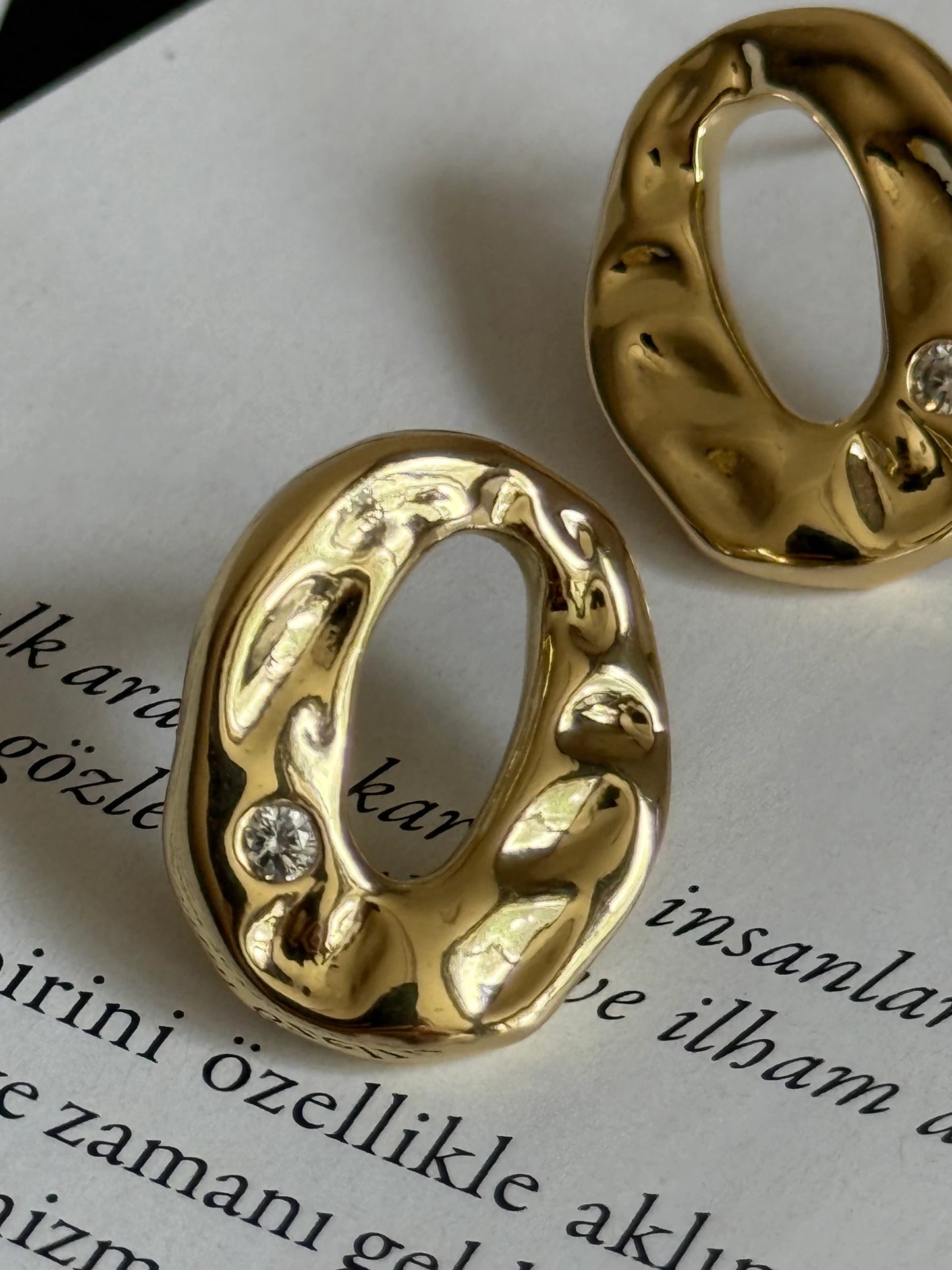 Gold Rengi Dövme Desen Oval Formda Kadın Küpe