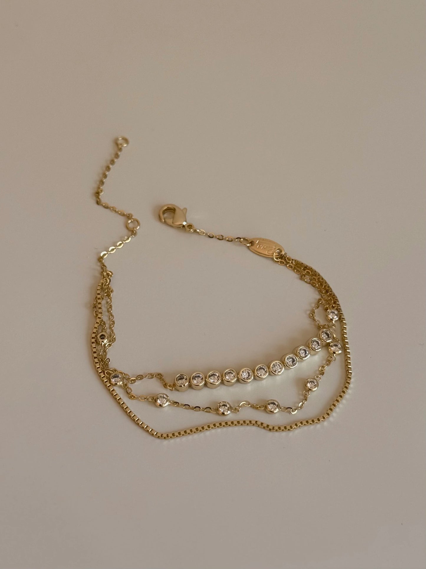 Gold Rengi Yuvarlak Taşlı Üç Sıra Kadın Bileklik