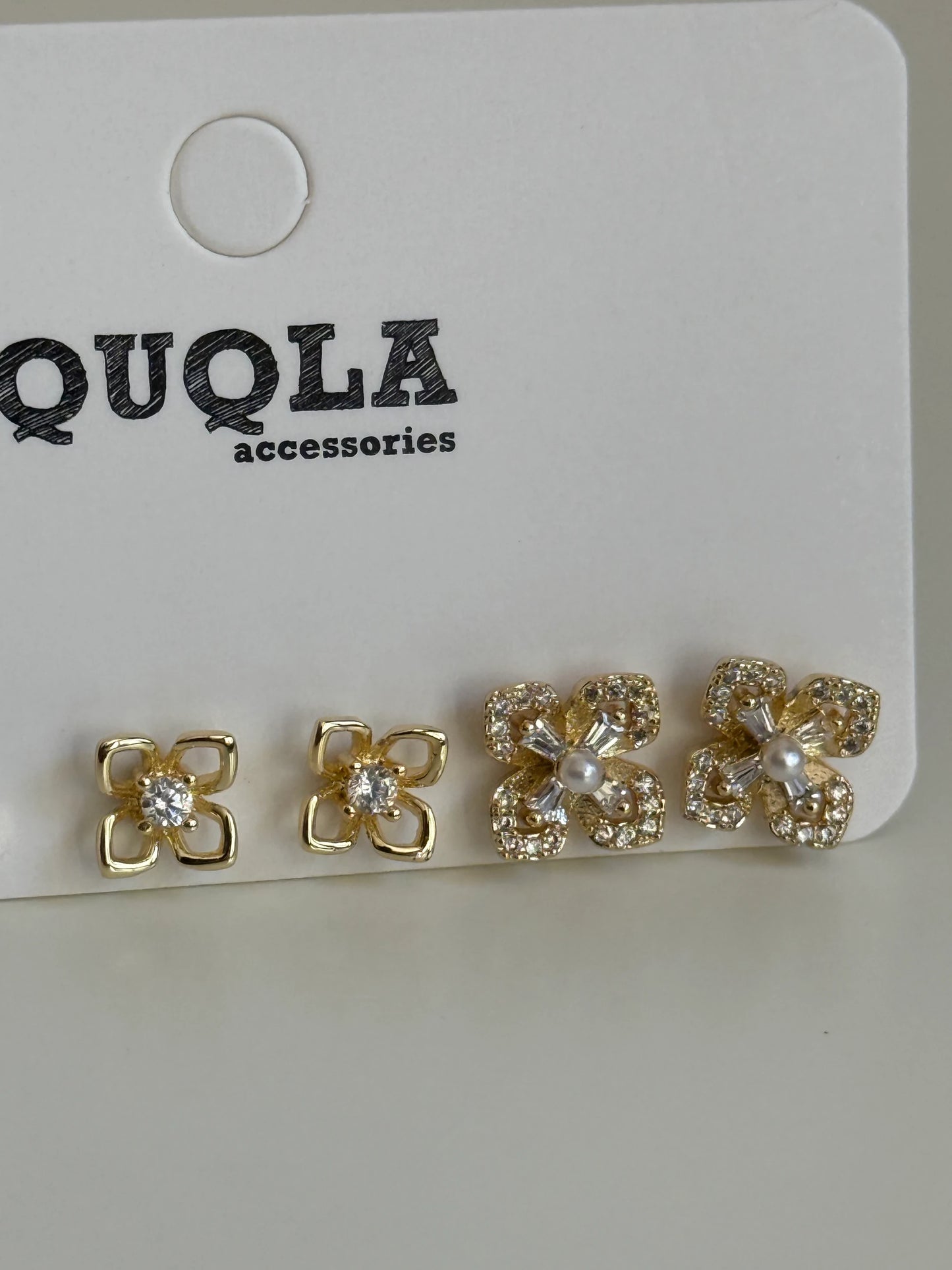 Gold Rengi Çiçekli Set Küpe
