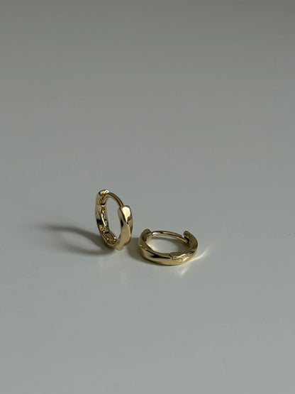 Gold Rengi Dalga Model Minimal Halka Kadın Küpe