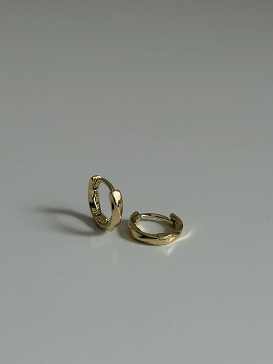 Gold Rengi Dalga Model Minimal Halka Kadın Küpe