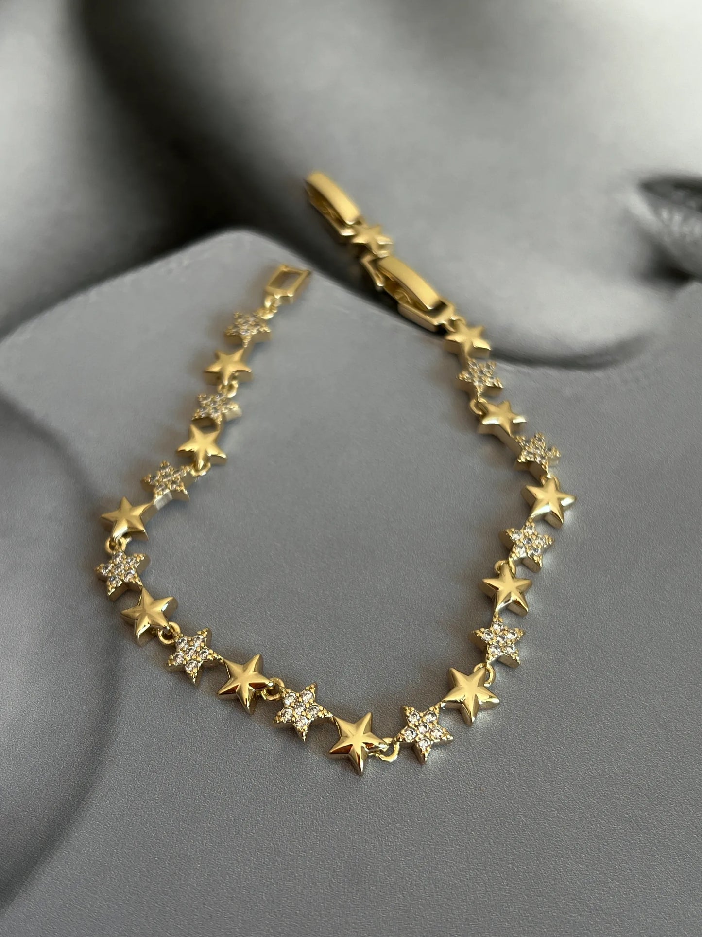 Gold Rengi Zirkon Taşlı Sıralı Yıldız Model Kadın Bileklik
