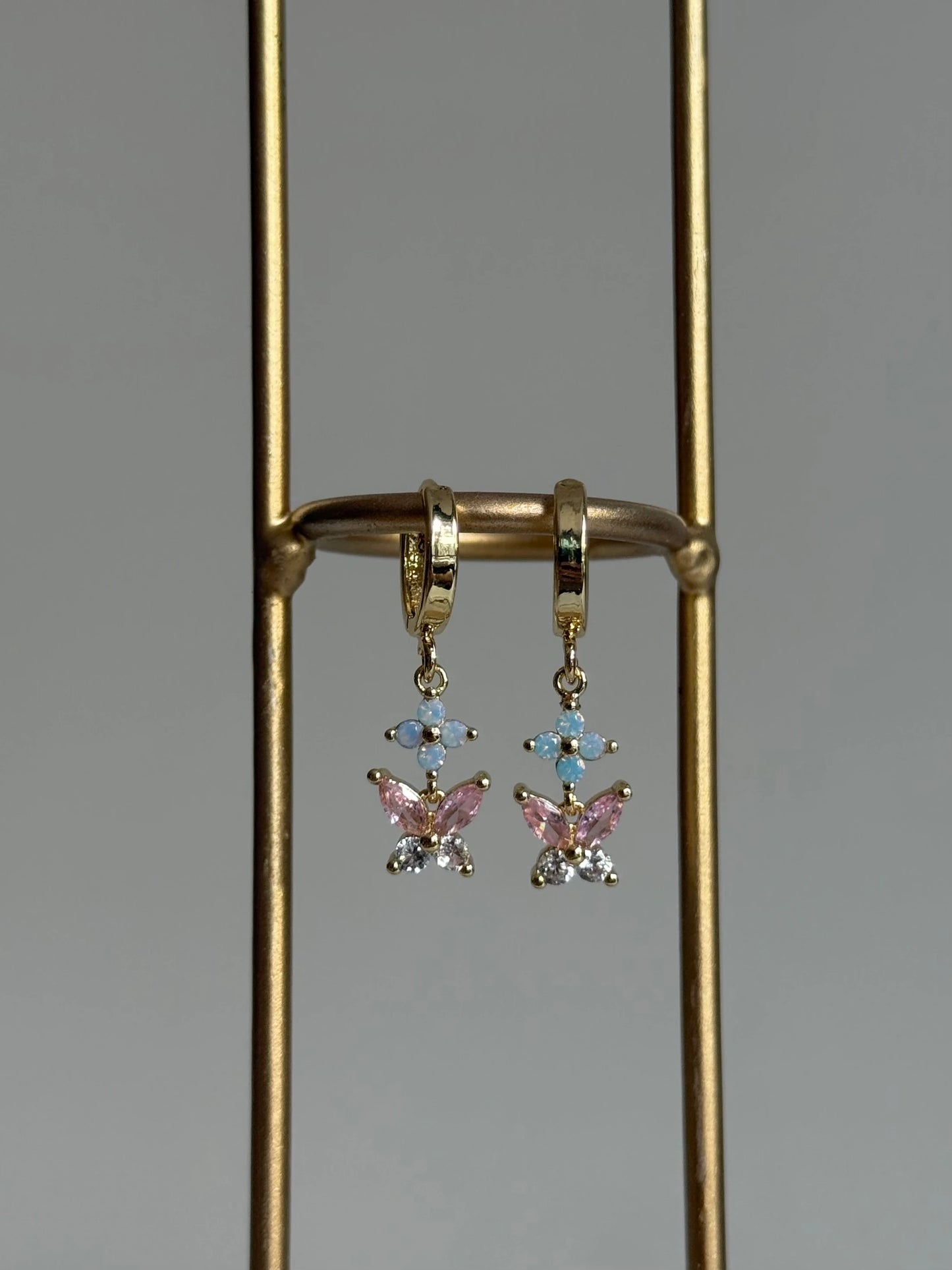 Gold Rengi Mavi&Pembe Taşlı Çiçek Ve Kelebek Sallantılı Kadın Küpe