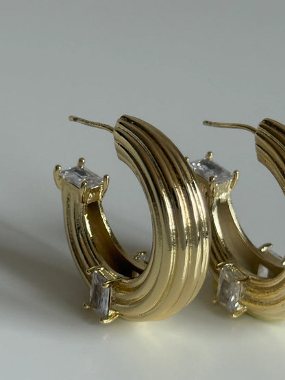 Gold Rengi Kare Zirkon Taş Detaylı Kadın Halka Küpe