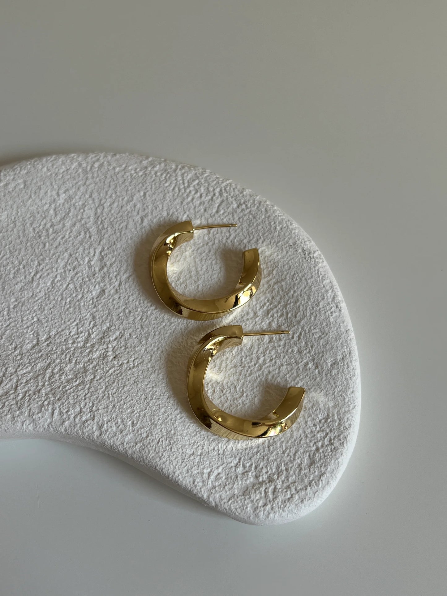 Gold Rengi Dalga Model Yarım Halka Xupıng Kadın Küpe